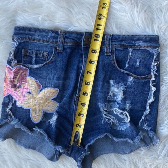 GoGo Jeans USA Embellished Distressed Cut Off Shorts Size 5 - Picture 10 of 10
